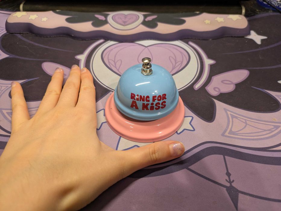 Dzwonek na biurko "Ring for a kiss"
