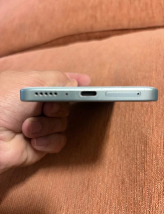 Smartphone Xiaomi Redmi Note 14 5G em tom verde