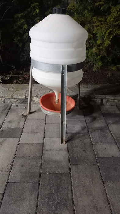 Продам.поїлку для птиці.