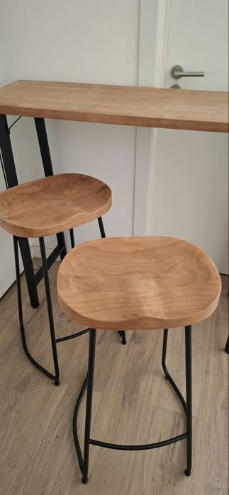 Mesa e bancos de pé alto