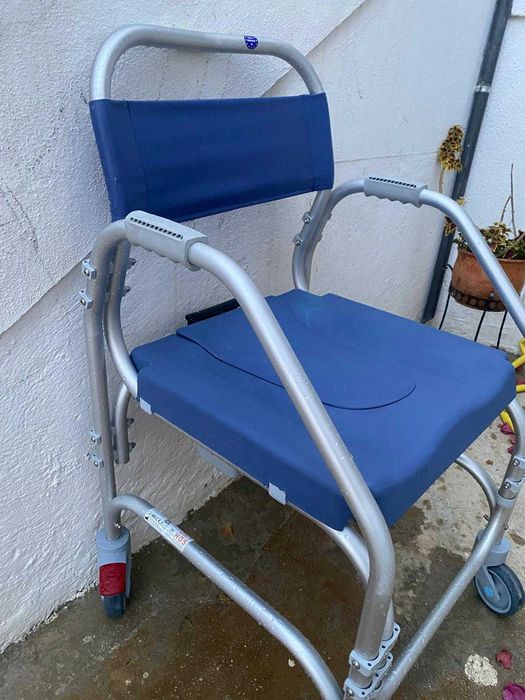 Cadeira higiénica com depósito
