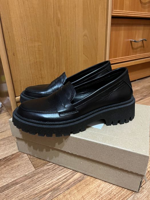 Чорні класичні шкіряні лофери