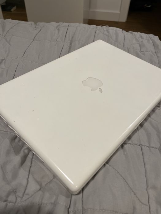 Macbook white A1181