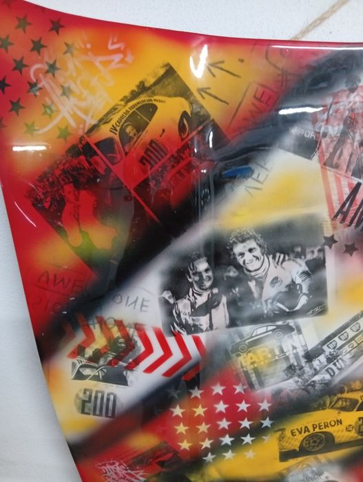 Capo em fibra decorativo com pinturas ilustrativas ao mundo dos carros