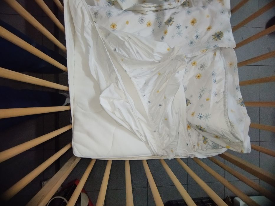 Berço SNIGLAR IKEA c/colchão, protetor de colchão, lençóis e protetor