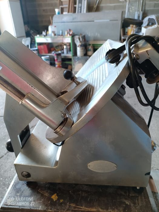 Máquina de cortar fiambre
Disco de 330mm novo 
Correias novas
Interrup