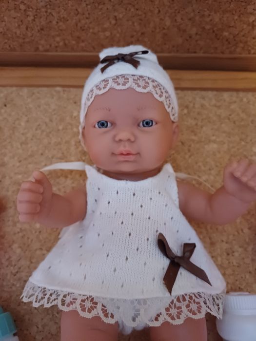 Boneca bebé com roupas e acessórios.