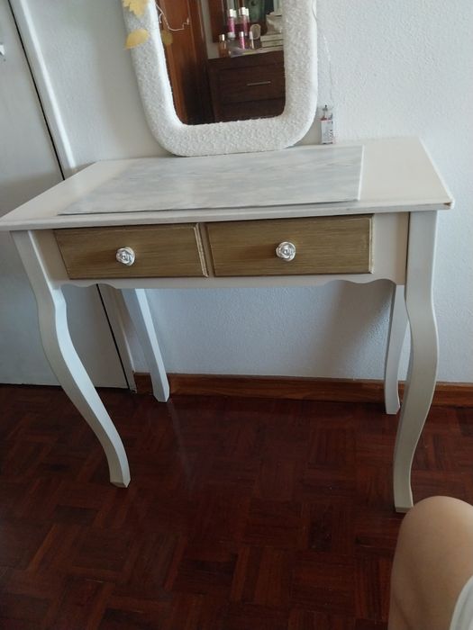 Mesa branca e cor carvalho