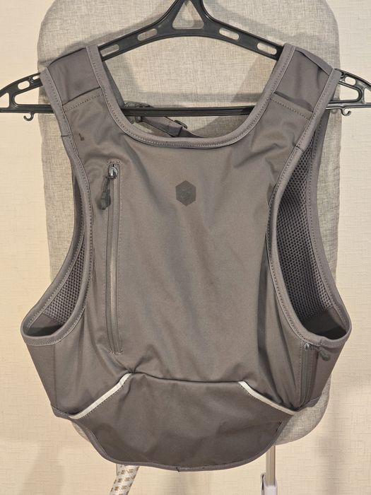 Біговий жилет Asics Running Vest 5L (жилет-рюкзак для бігу/марафону)