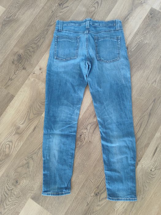 Niebieski damski jeans, jeansy z małym przetarciem, zamkami przy kostk