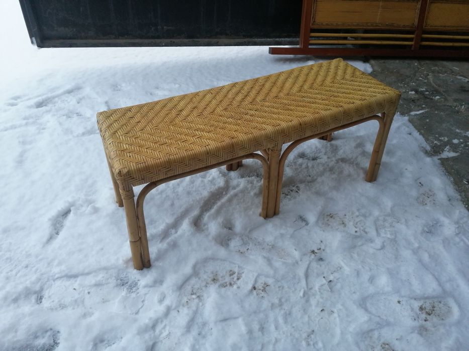 Ławka rattanowa.