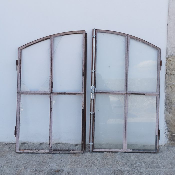Janelas antigas de metal