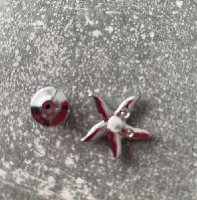 pin z motywem rozgwiazdy marki Swarovski