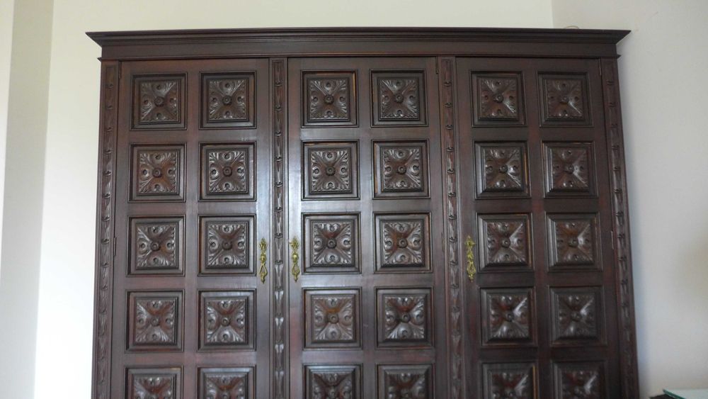 Armário grande em madeira maciça