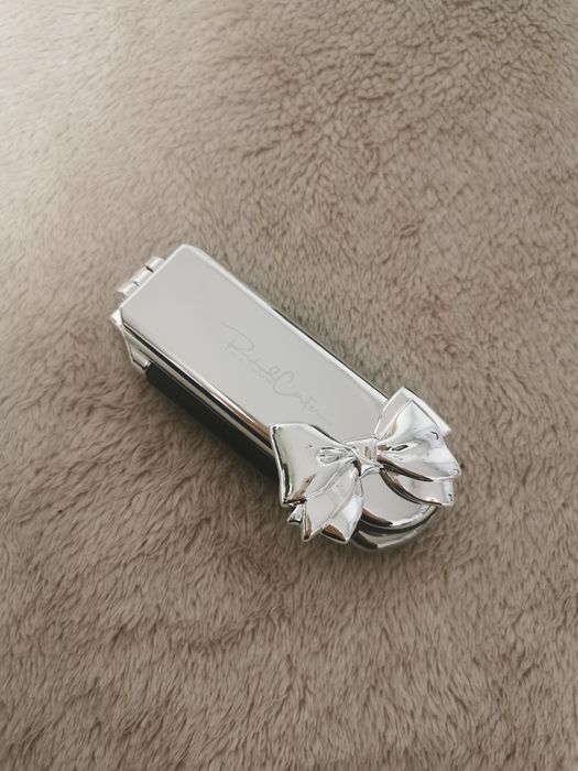 Nowa szczotka do włosów z lusterkiem.