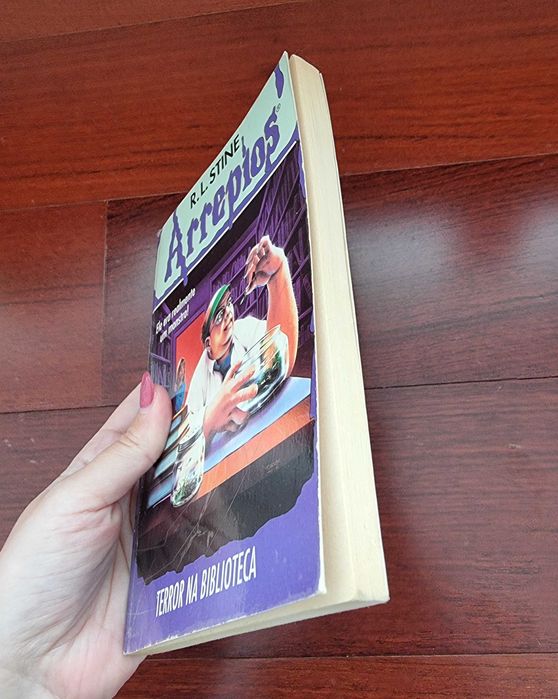 Livro "Arrepios - Terror na Biblioteca" Vol. 8 de R. L. Stine