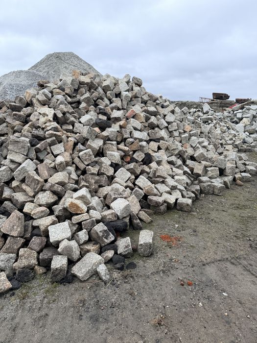Kamienie granitowe okolo 20x20