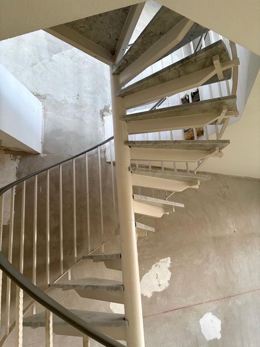 Schody spiralne wewnętrzne z marmurowymi stopniami - okazja!