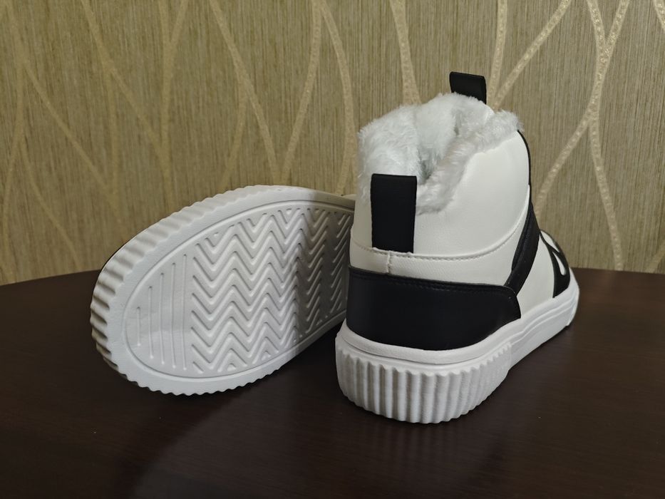 Зимние кроссовки женские размер 42

сезона