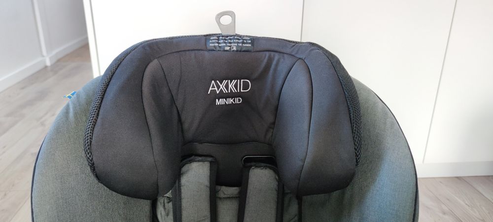 Fotelik samochodowy AXKID MINIKID tyłem do kierunku jazdy 0-25 kg