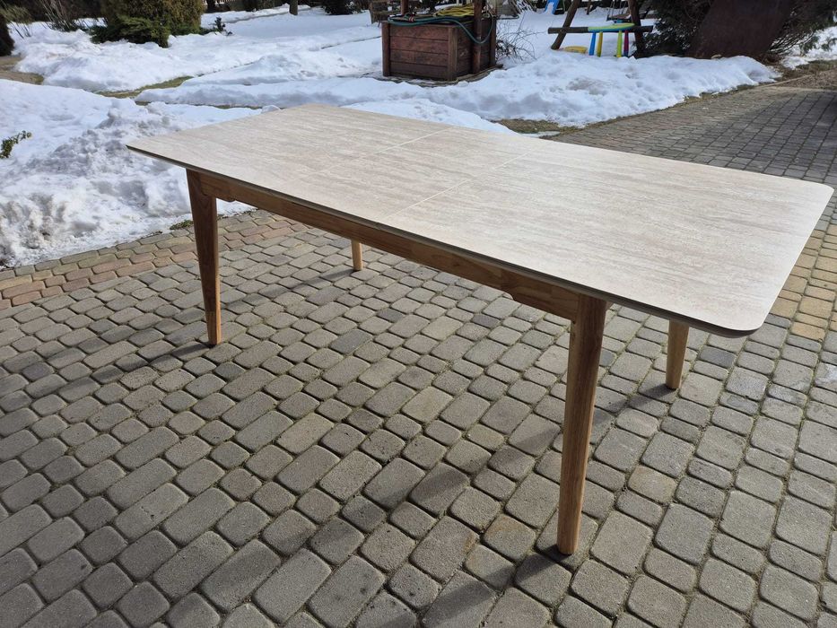 Nowoczesny stół z blatem ceramicznym