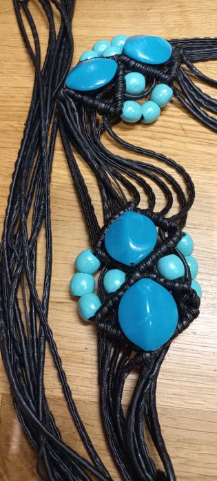 Pasek damski wiązany z turkusowymi kamieniami