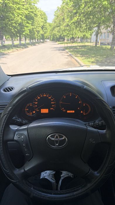 Toyota Avensis 2.0 дізель гарний стан