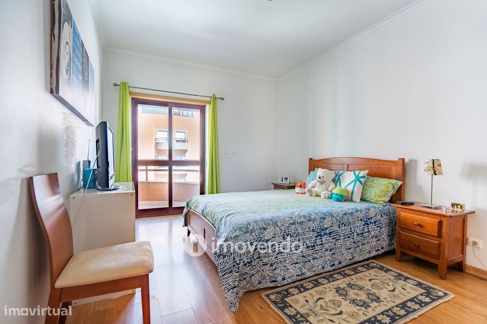 Apartamento T3 com áreas amplas, varandas e arrecadação, em Alverca
