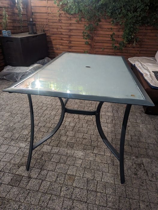 Szklany stół i parasol na taras lub ogrodu