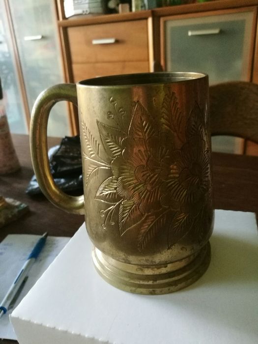 Mosiężny grawerowany kufel