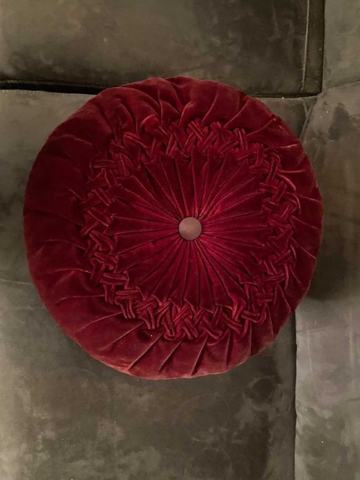 almofada redonda de veludo vermelha