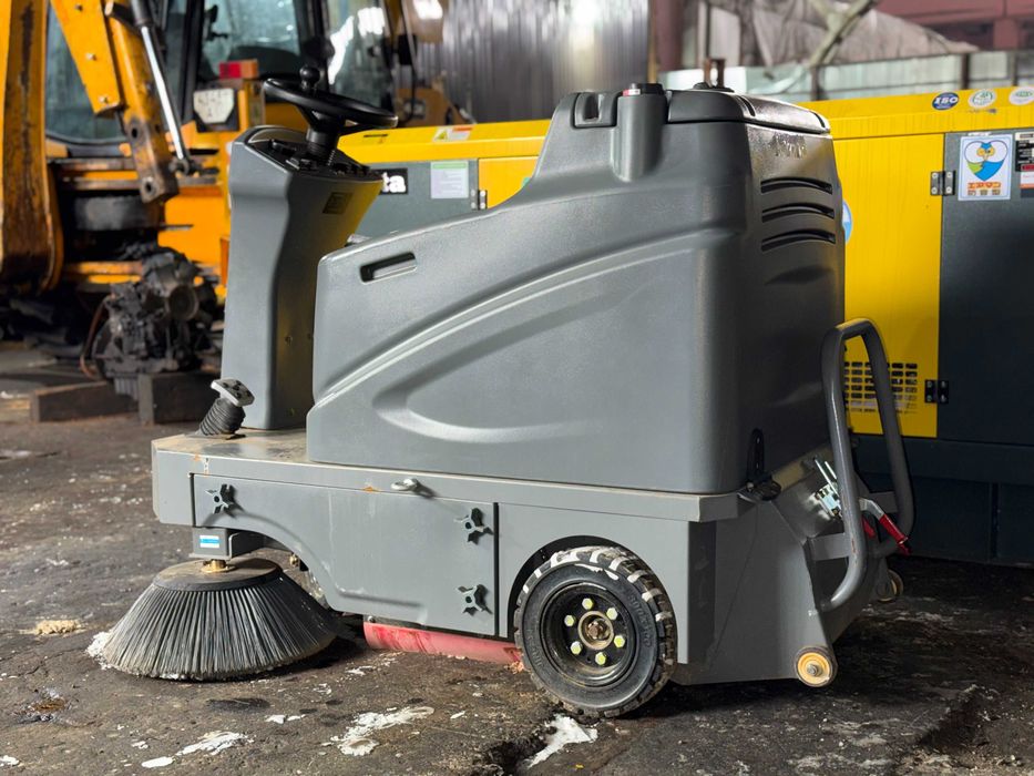 Нова електрична прибиральна машина для відкритих/закритих територій