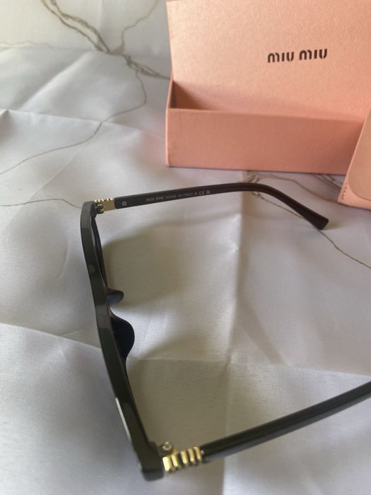 Óculos de sol pretos da MiuMiu