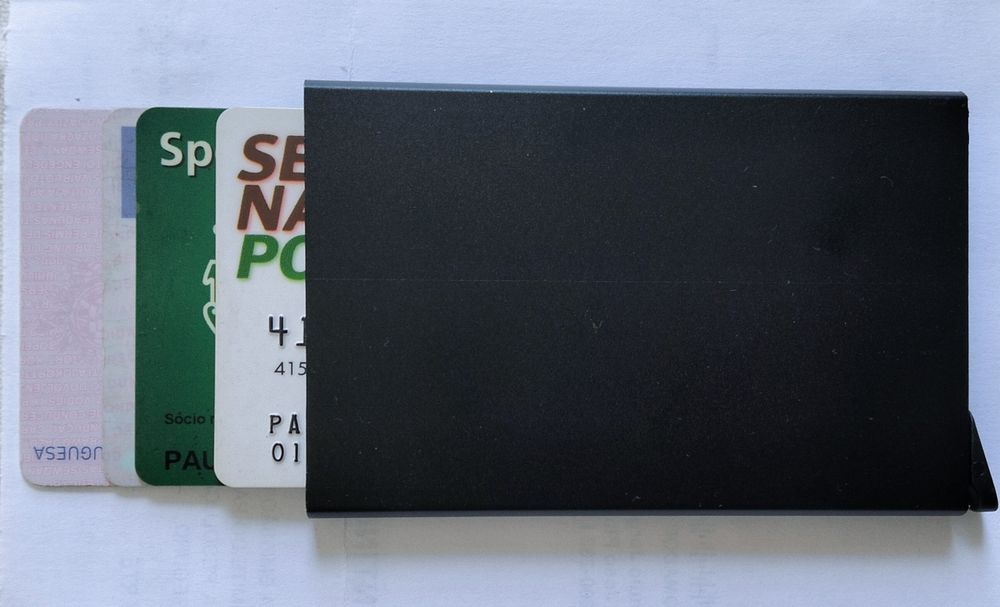Carteira metálica para cartões plástico com mola