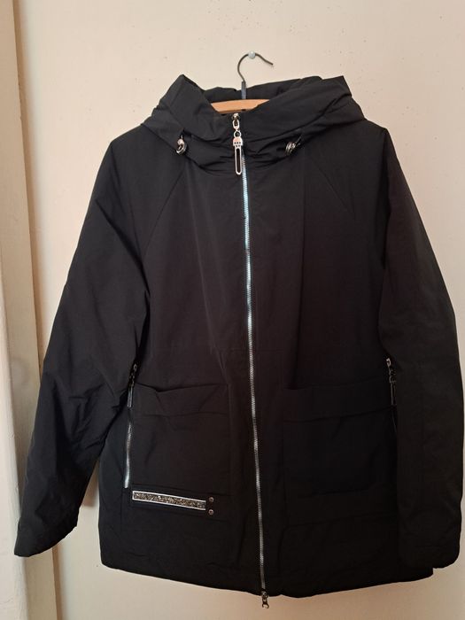 Куртка-ветровка, в ідеальному стані. 
Розмір 3хл, колір чорний