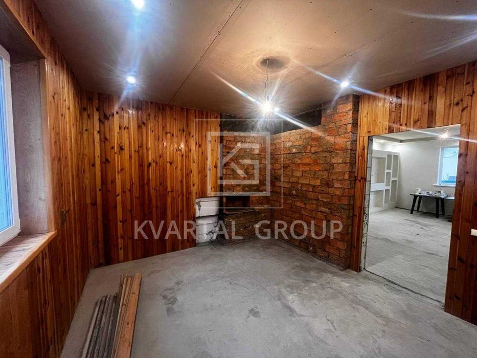 Будинок в мальовничому містечку. Бучанське водосховище