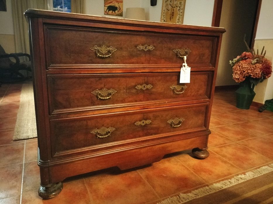 Cómoda romântica  vinhático