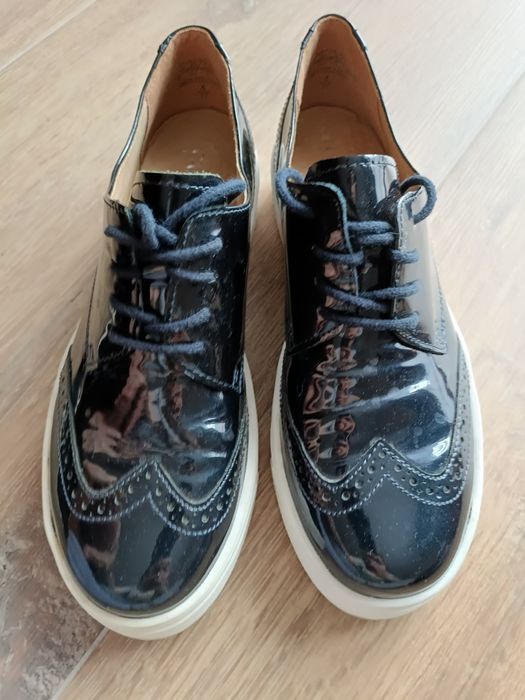 Caprice buty sportowe Oksford brogsy lakierowany granat rozm 37