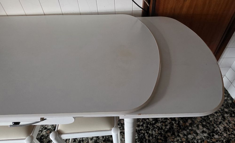 Mesa de cozinha branca extensível com 4 bancos