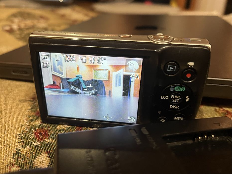 Цифровий фотоапарат Canon з зарядкою та картою памяті