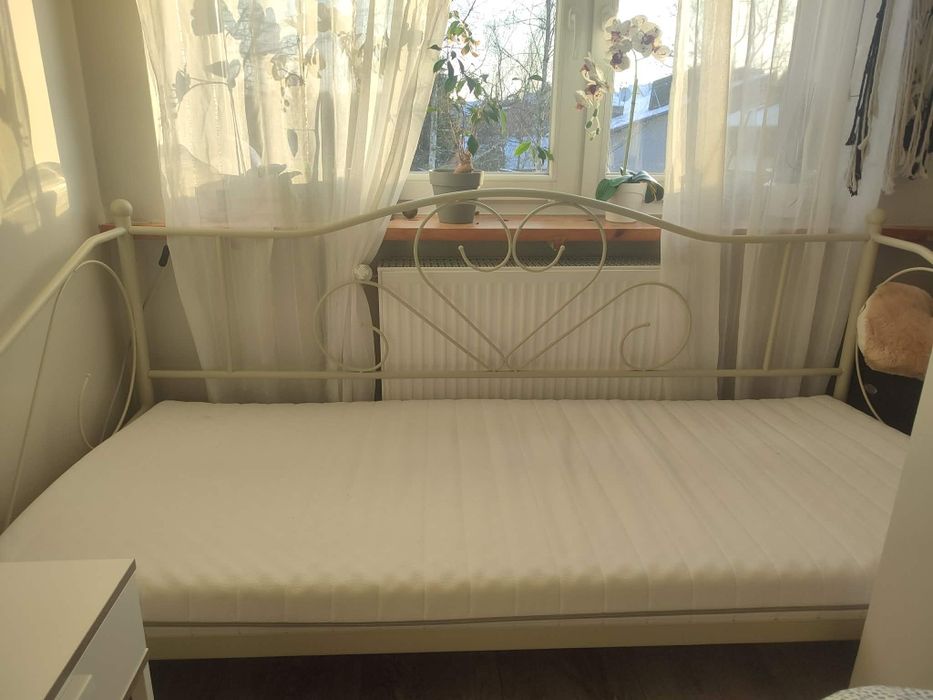 Łóżko metalowe jysk z materacem leżanka