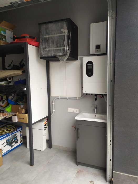 Монтаж систем безперебійного живлення SOLAX для вашої оселі