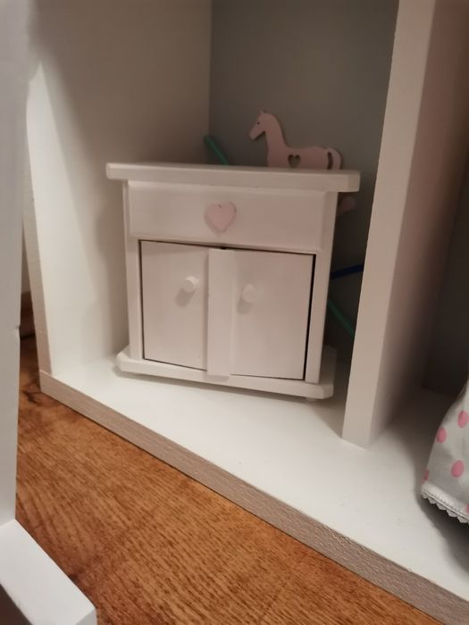 Drewniany domek dla lalek + mebelki