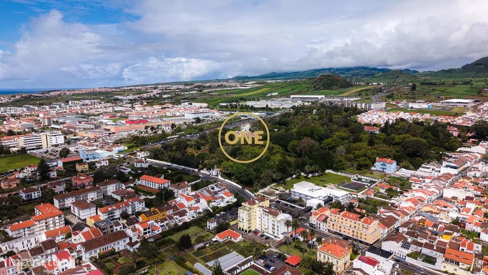 Moradia no centro de Ponta Delgada totalmente renovada
