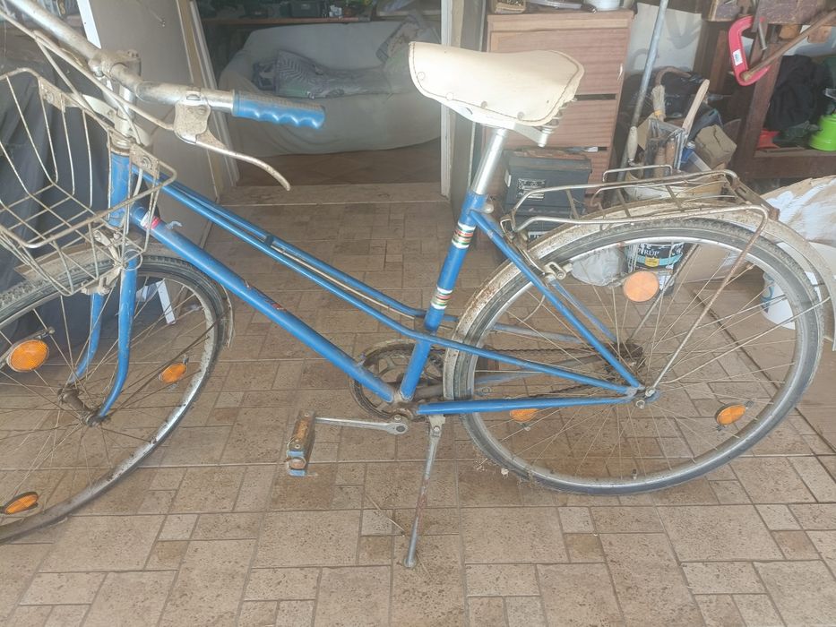 Bicicleta antiga com cesto