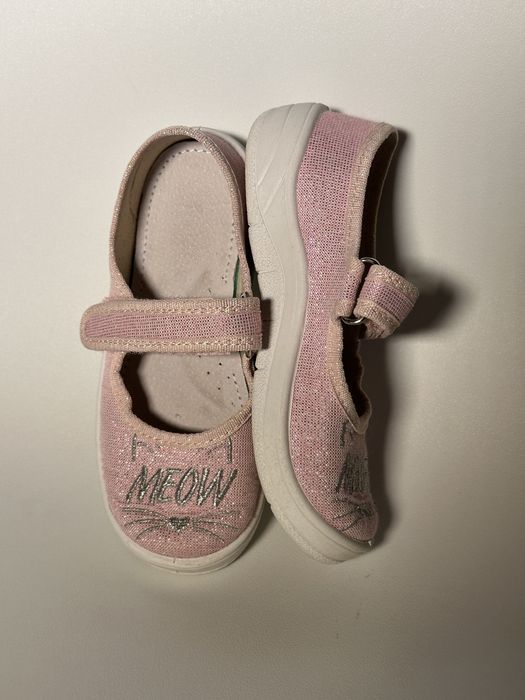 Дитяче взуття. Для дівчаток і хлопців