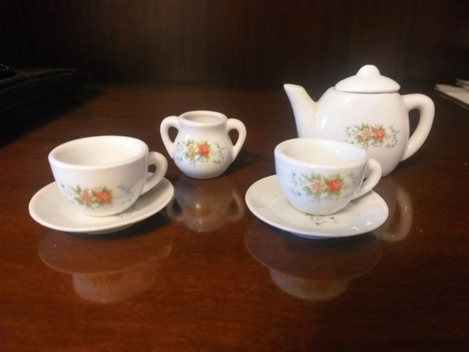Conjunto de loiça em miniatura para brincar