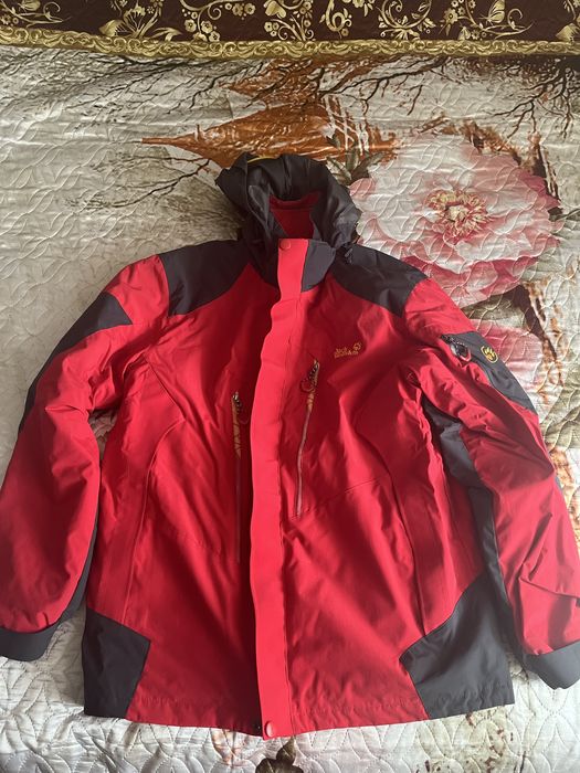 Зимова гірськолижна червона куртка Jack Wolfskin