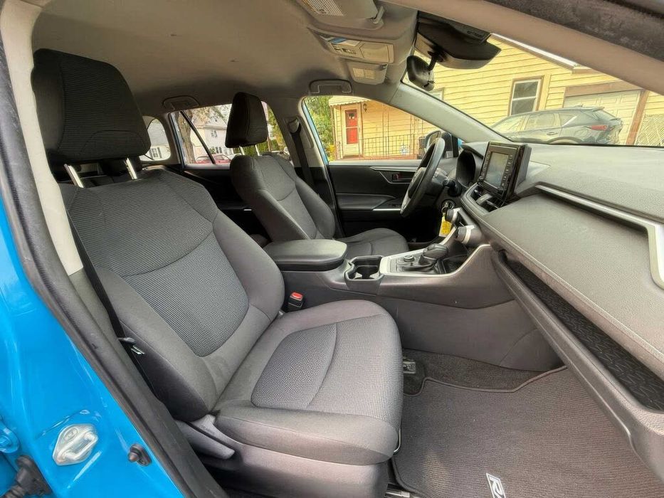 Toyota RAV4 Hybrid XLE Premium      2023