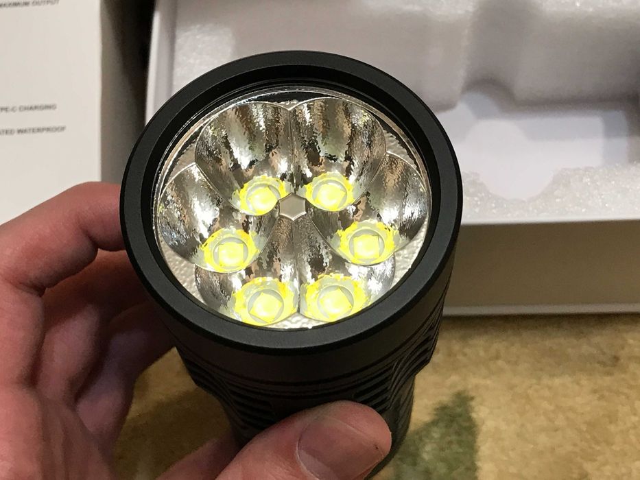 Продам мощный поисковый фонарь Sofirn Q8 Plus